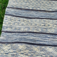 brede  smalle striber i blå nuancer bomuld gammelt kludetæppe genbrug svensk trasmatta
